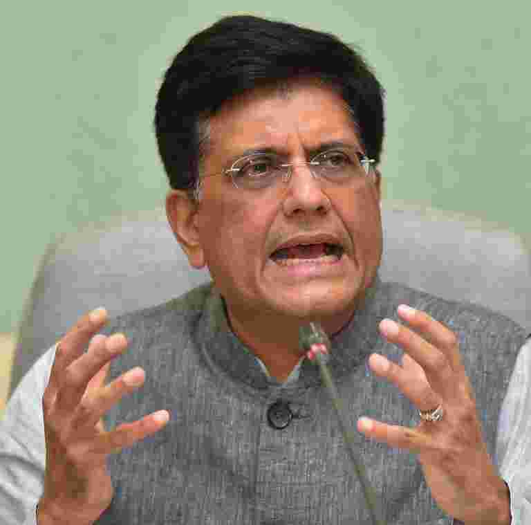 铁路部长Piyush Goyal表示，孟买 - 艾哈迈达巴德的子弹征收征地占12月份的征地